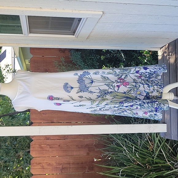 White Growing Floral Print Sleeveless Maxi Dress with Pockets - Picture 2 of 10